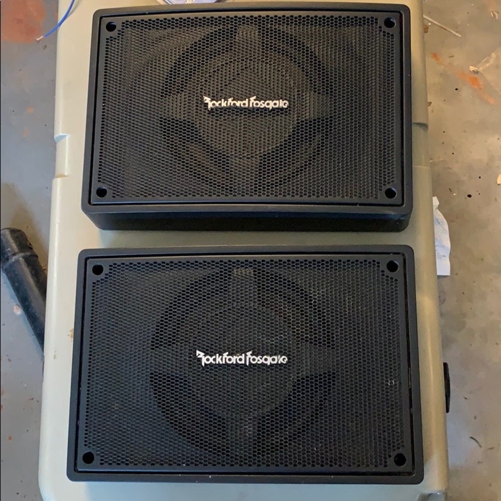 2 Rockford fosgate 8s